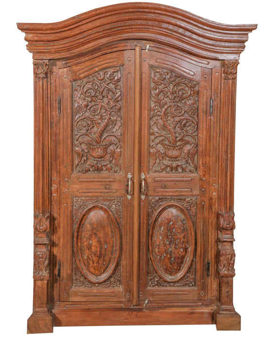 [[Antique teak wood cabinet with detailed carvings///Cabinet antique en bois de teck avec sculptures détaillées]]