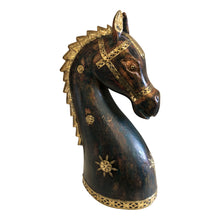  [[Wooden horse head sculpture with brass decoration///Sculpture de tête de cheval en bois avec décoration en laiton]]
