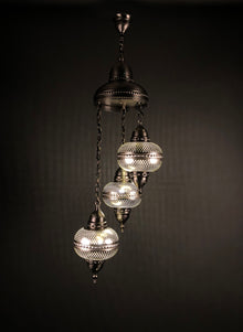  [[Metal hanging light with 3 globes///Lampe suspendue en métal avec 3 globes]]