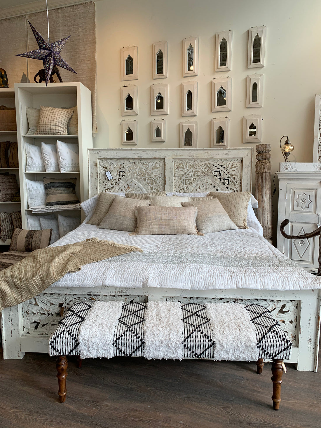  BEDROOM // CHAMBRE À COUCHER