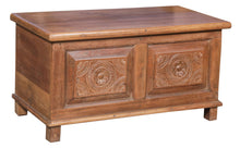  [[Vintage chest with decorative carvings///Coffre vintage avec sculptures décoratives]]