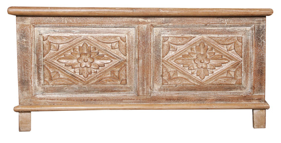 [[Vintage chest with decorative carvings///Coffre vintage avec sculptures décoratives]]