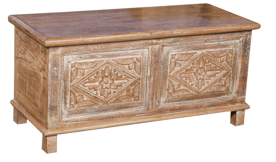 [[Vintage chest with decorative carvings///Coffre vintage avec sculptures décoratives]]