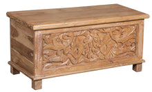 [[Vintage chest with decorative carvings///Coffre vintage avec sculptures décoratives]]
