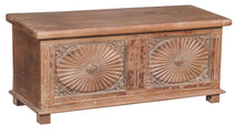  [[Vintage chest with decorative carvings///Coffre vintage avec sculptures décoratives]]