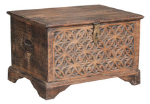  [[Vintage chest with decorative carvings///Coffre vintage avec sculptures décoratives]]