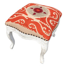  [[Colorful embroidered stool///Tabouret coloré brodé]]