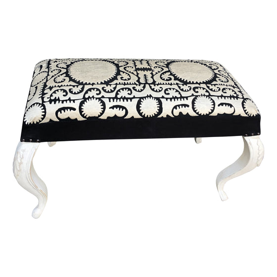 [[Colorful embroidered stool///Tabouret coloré brodé]]