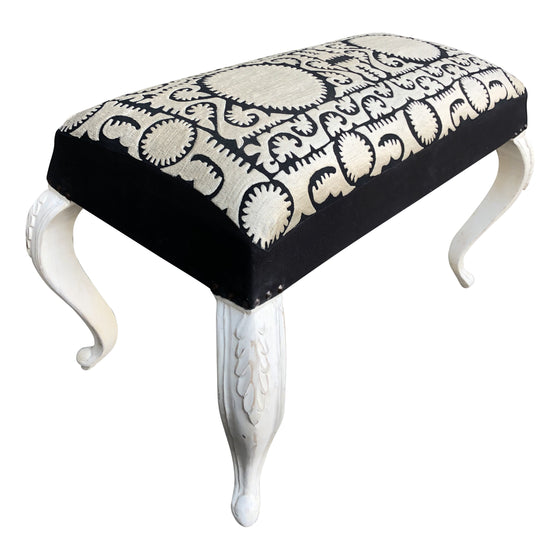 [[Colorful embroidered stool///Tabouret coloré brodé]]