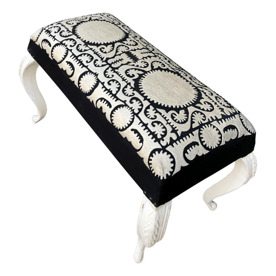 [[Colorful embroidered stool///Tabouret coloré brodé]]