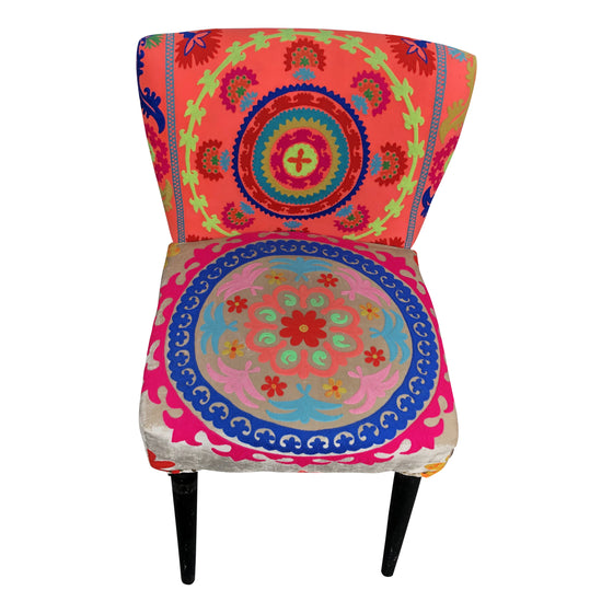 [[Colorful embroidered chair///Fauteuil coloré brodé]]