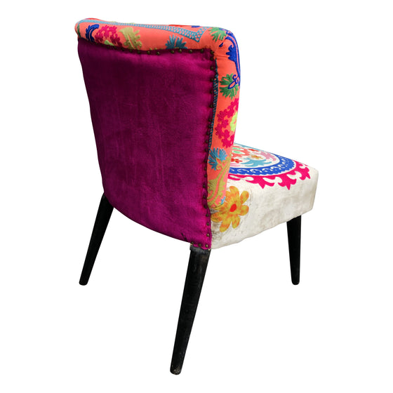 [[Colorful embroidered chair///Fauteuil coloré brodé]]