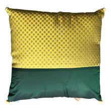  [[Silk and brocade cushion with pompoms///Coussin en soie et brocart avec pompons]]