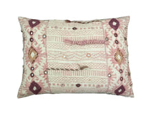  [[Hand block printed cushion with wool embroidery///Coussin imprimé à la main avec broderie de laine]]