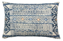  [[Hand block printed cushion with wool embroidery///Coussin imprimé à la main avec broderie de laine]]