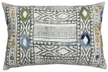  [[Hand block printed cushion with wool embroidery///Coussin imprimé à la main avec broderie de laine]]