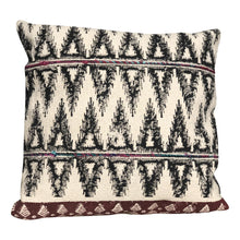  [[Hand block printed cushion with embroidery///Coussin imprimé à la main avec broderie]]