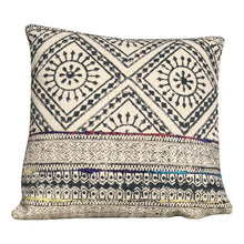  [[Hand block printed cushion with embroidery///Coussin imprimé à la main avec broderie]]