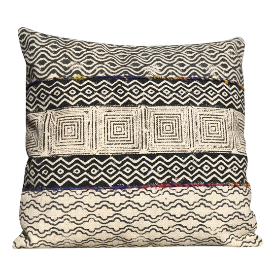 [[Hand block printed cushion with embroidery///Coussin imprimé à la main avec broderie]]