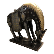  [[Teak wood horse sculpture with brass decoration///Sculpture de cheval en bois de teck avec décoration en laiton]]