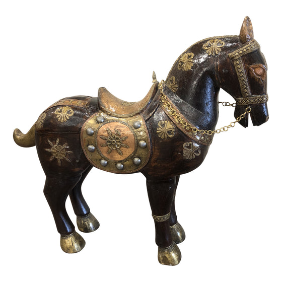 [[Teak wood horse sculpture with brass decoration///Sculpture de cheval en bois de teck avec décoration en laiton]]
