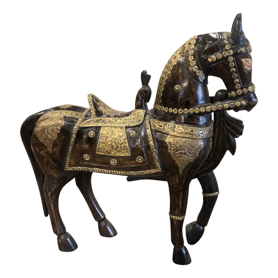 [[Teak wood horse sculpture with brass decoration///Sculpture de cheval en bois de teck avec décoration en laiton]]