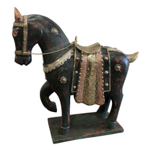  [[Teak wood horse sculpture with brass decoration///Sculpture de cheval en bois de teck avec décoration en laiton]]