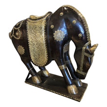  [[Teak wood horse sculpture with brass decoration///Sculpture de cheval en bois de teck avec décoration en laiton]]