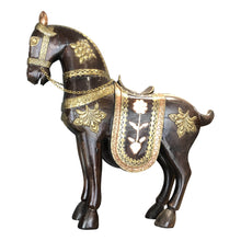  [[Teak wood horse sculpture with brass decoration///Sculpture de cheval en bois de teck avec décoration en laiton]]