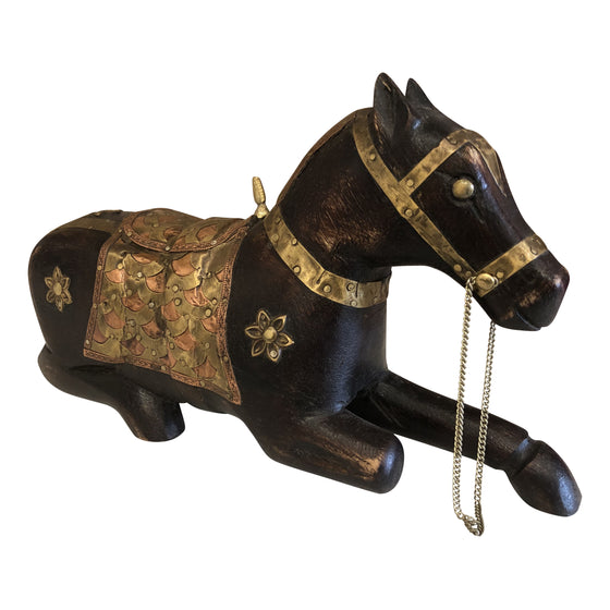 [[Resting horse sculpture decorated with brass accents///Sculpture de cheval au repos décorée d'accents en laiton]]