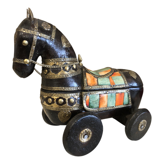 [[Resting horse sculpture decorated with brass accents///Sculpture de cheval au repos décorée d'accents en laiton]]