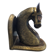  [[Wooden horse head book end//Repose-livres en forme de tête de cheval]]