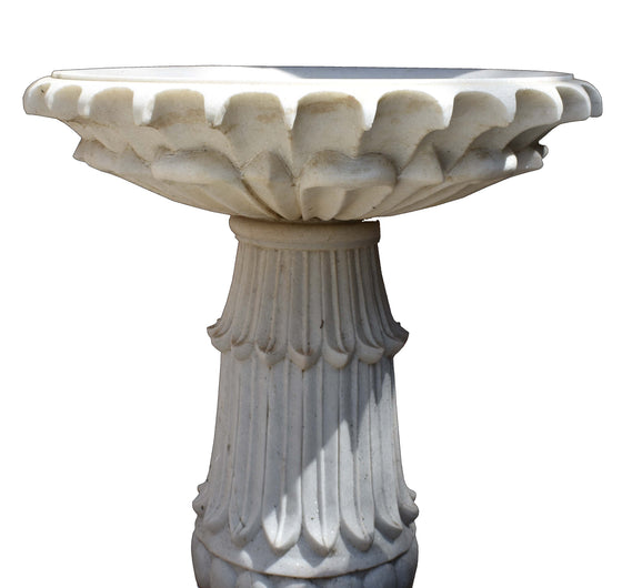 [[Marble Bird Bath///Bain d'Oiseaux en Marbre]]