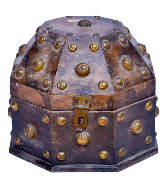Brass decorated wooden box//Boîte en bois décorée en laiton