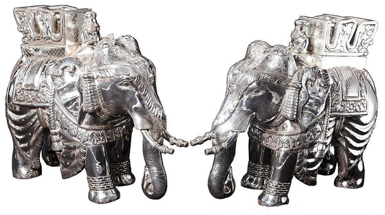 [[Silver and Teak Elephant///Eléphant en bois de teck et argent]]