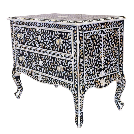 [[Black mother of pearl chest///Commode en nacre noir]]