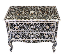  [[Black mother of pearl chest///Commode en nacre noir]]