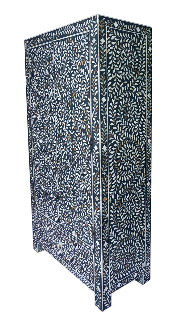 [[Black mother of pearl cabinet///Cabinet en nacre noir]]