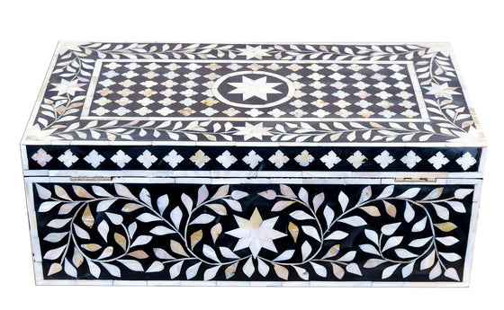 Black mother of pearl box//Boîte en nacre noir
