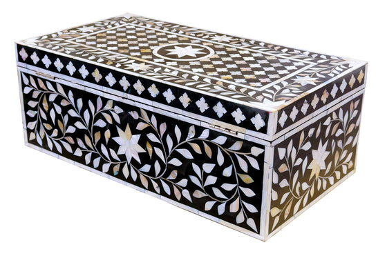 Black mother of pearl box//Boîte en nacre noir