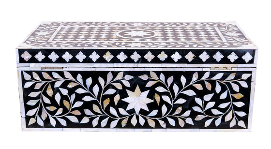 Black mother of pearl box//Boîte en nacre noir