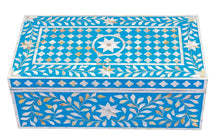  Turquoise mother of pearl box//Boîte en nacre turquoise