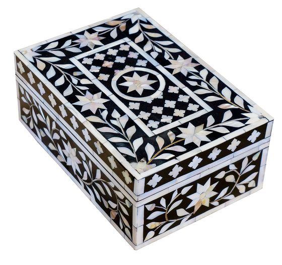 Black mother of pearl box//Boîte en nacre noire