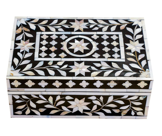 Black mother of pearl box//Boîte en nacre noire