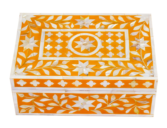 Orange mother of pearl box//Boîte en nacre orange