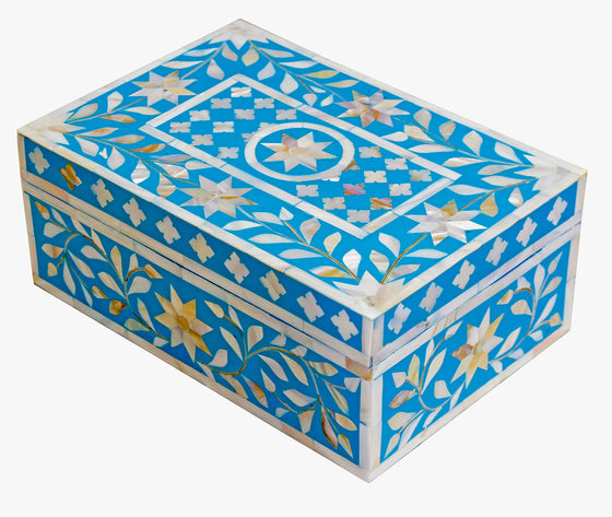 Turquoise mother of pearl box//Boîte en nacre turquoise