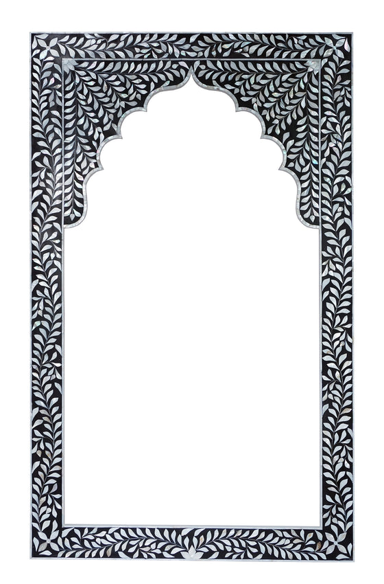 [[Mother of pearl frame with arch///Cadre en forme d'arche en nacre]]