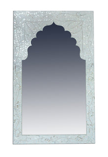  [[Mother of pearl frame with arch///Cadre en forme d'arche en nacre]]