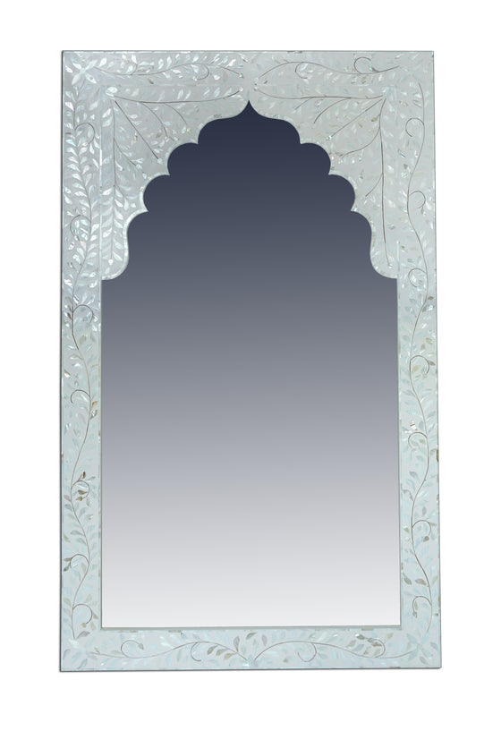 [[Mother of pearl frame with arch///Cadre en forme d'arche en nacre]]