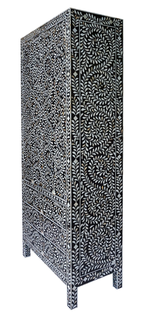 [[Mother of pearl inlay cabinet with 3 drawers///Cabinet incrusté en nacre à 3 tiroirs]]